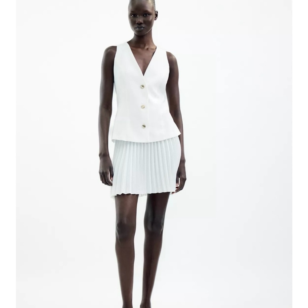 Elegant White Pleated Skirt